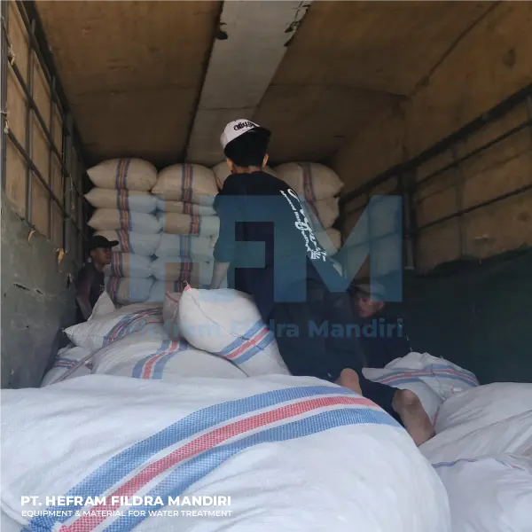 Pemuatan Truk Pengiriman MBBR - Hefram Fildra Mandiri